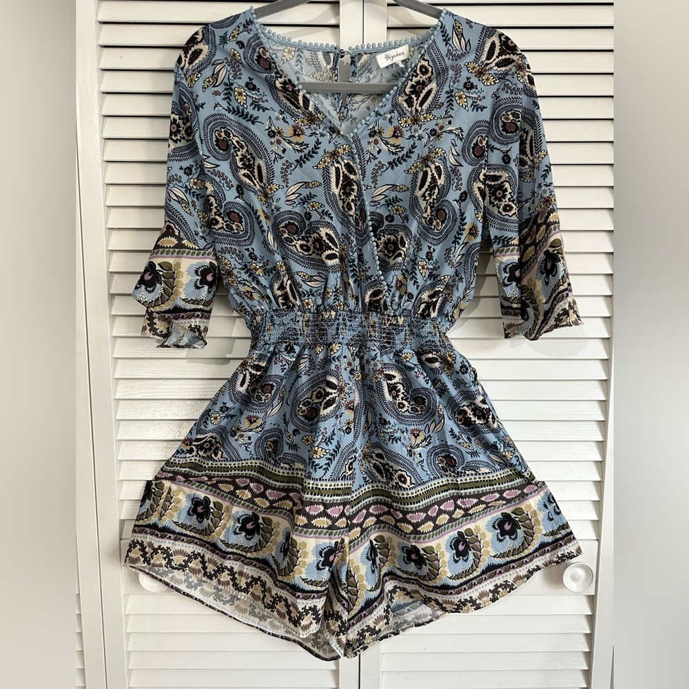 Short jumpsuit with three-quarter sleeves, super cool material.